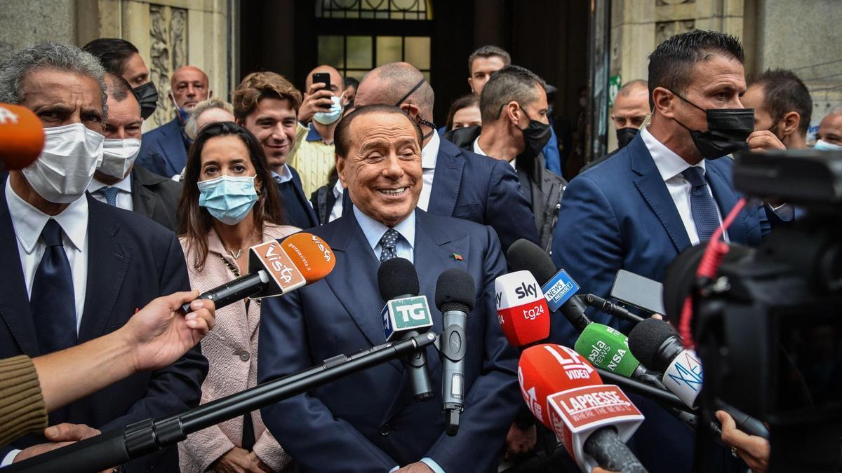 Berlusconi publica un vídeo vacunándose y se habla de su carrera a la presidencia.