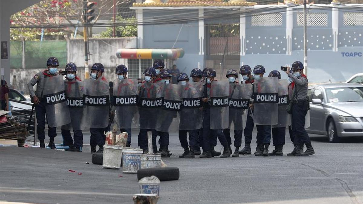 Policía antidisturbios birmana, en guardia ante los manifestantes.