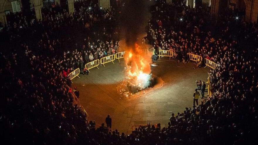 Hoguera en la que se ha quemado la sardina en la praza Maior de Ourense. // Agostiño Iglesias