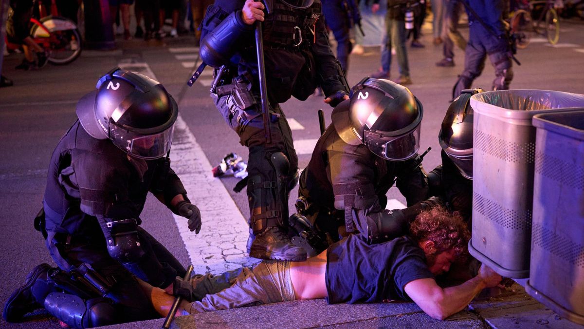 Ocho detenidos y veinte mossos heridos en los disturbios de la protesta propalestina en Barcelona