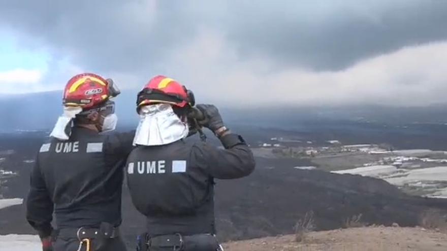 Efectivos de la UME se suman a la vigilancia de las coladas del volcán de La Palma