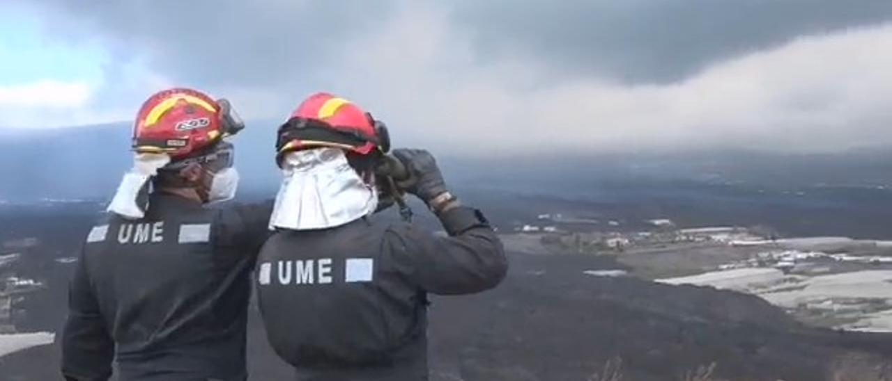 Tareas de vigilancia de las coladas del volcán de La Palma