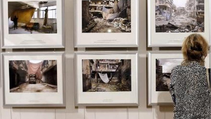 Una dona contempla una de les exposicions del certamen.