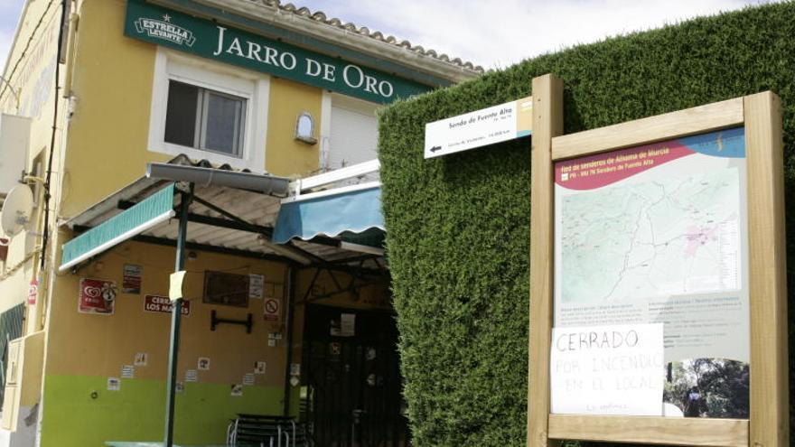 Cartel de &quot;Cerrado por incendio&quot; que colocaron en la puerta del restaurante.