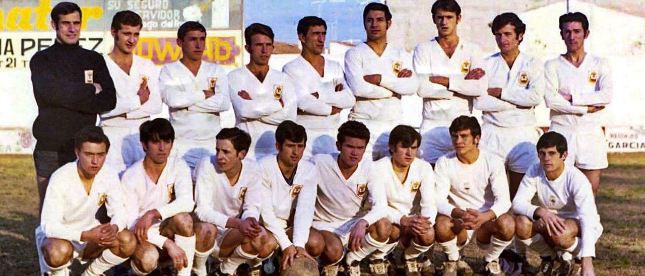 Plantilla casi al completo de la temporada 1970-71 del Olímpic de Xàtiva. De pie, de izquierda a derecha, Llopis, Barber, José María, Merí, Úbeda, Navarro, Javi, Serra y Mompó. Debajo, Fermín, Ramón, Juano, Franco, Lluch, Baldó, Conca y Sierra.