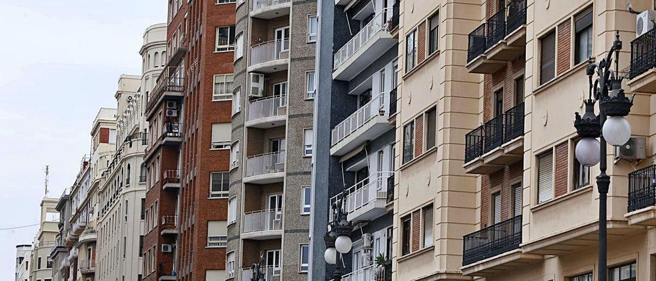 Edificios de viviendas en una avenida de València.