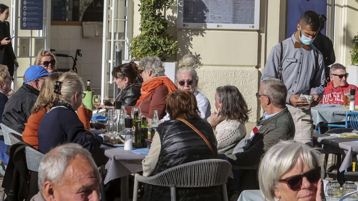 Las comidas de familias y de empresa llenan los restaurantes en Alicante, donde no quieren ni oír hablar de la palabra cancelación 