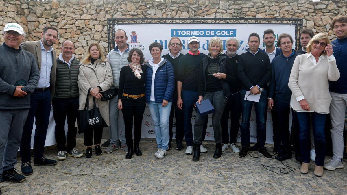 oto de familia de algunos jugadores, patrocinadores y colaboradores del Torneo de Golf Diario de Ibiza - Grupo Ferrá.