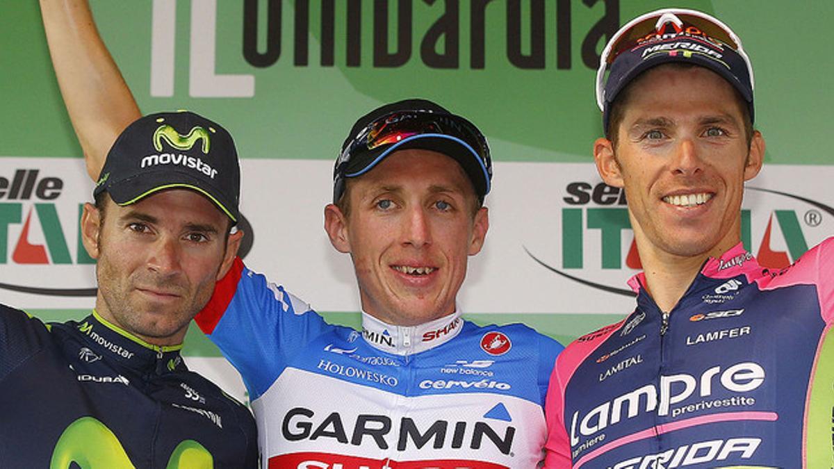 El podio de la clásica de Lombardía: el irlandés Dani Martin, el ganador, entre el murciano Alejandro Valverde (izquierda), segundo, y el portugués Rui Costa, tercero