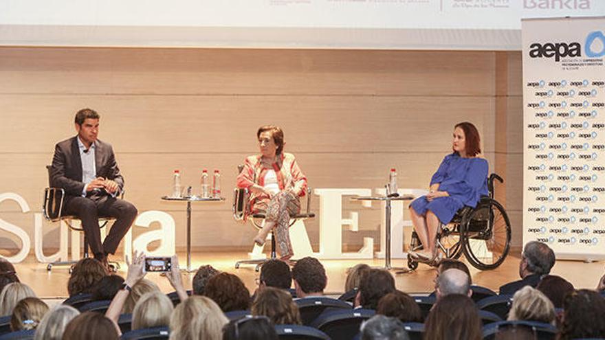 Manuel Bonilla junto a las dos ponentes, Victoria Prego y Sofía Balsalobre Navarro.