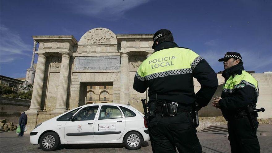 Policías locales en la Puerta del Puente, en una imagen de archivo.