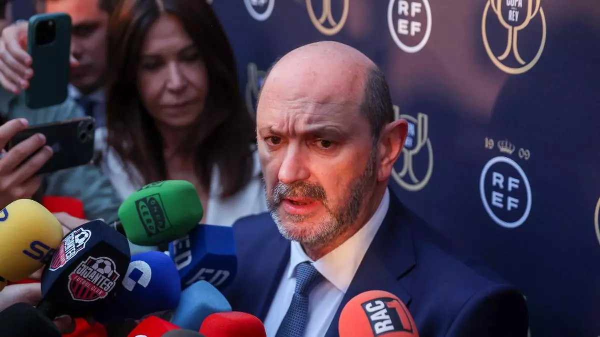 Louz芍n responde a la presi車n de Florentino por el 'caso Negreira': "Es un tema bochornoso, pero no tuvo incidencia en la actuaci車n arbitral"