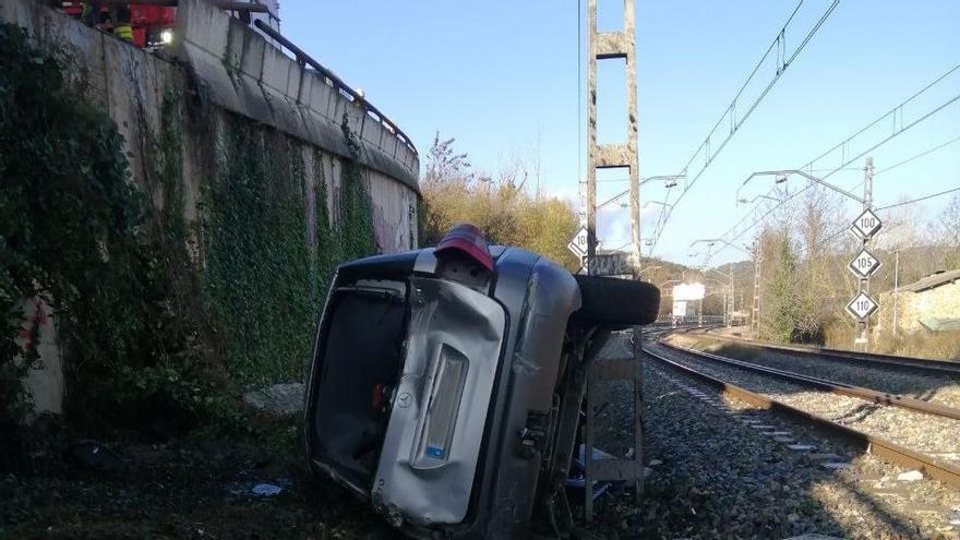 El cotxe precipitat a les vies del tren a Celrà