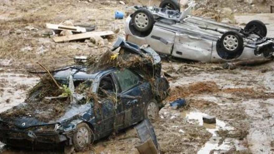 Dos vehículos arrastrados por la lluvia en Villanueva del Rosario.