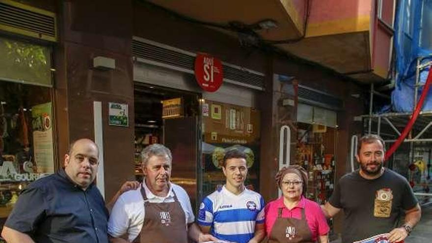 Borja Bayón, en el centro, con directivos del club y patrocinadores.