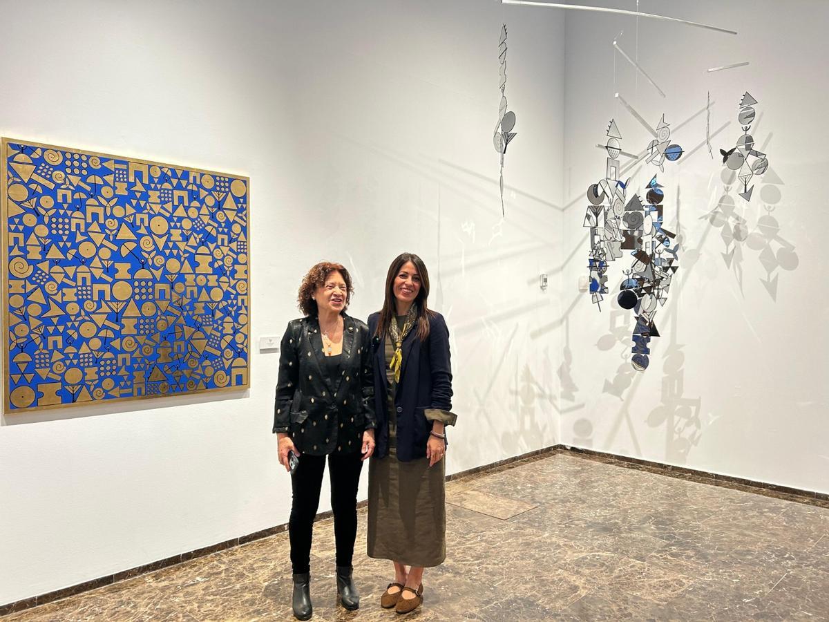 La artista Silvia Navarro junto a la concejala de Cultura, Irene Ruiz