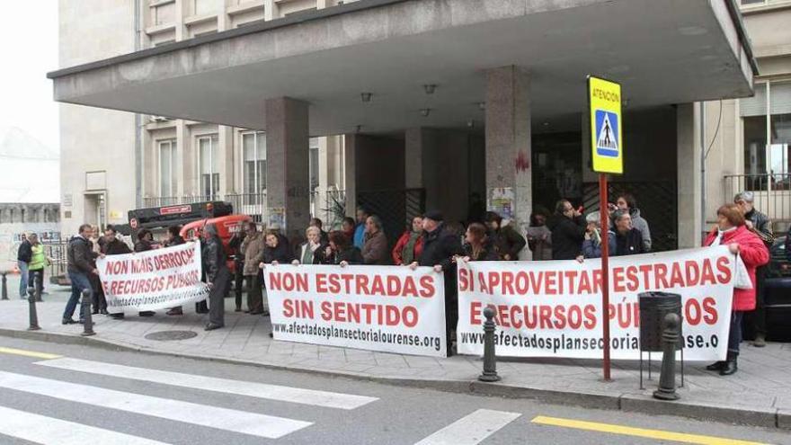 Protesta de los afectados frente a la delegación de Política Territorial. // Iñaki Osorio