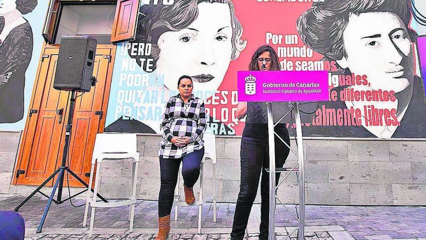 Noemí Santana (i), consejera de Derechos Sociales, Igualdad, Diversidad y Juventud; y Kika Fumero (d), directora del Instituto Canario de Igualdad.