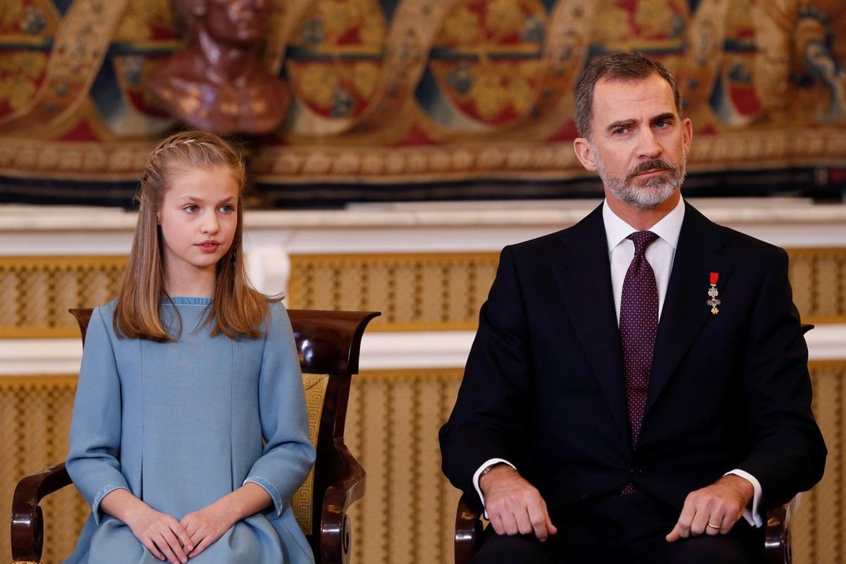 GRAF541 . MADRID, 30/01/2018.- Felipe VI y su hija la princesa Leonor en el Palacio Real poco antes de que el Rey impusiera a la princesa de Asturias el Collar del Toisón de Oro, la máxima distinción que concede la Familia Real española, en una solemne ceremonia que coincide con la celebración del 50 cumpleaños del jefe del Estado. EFE/Mariscal