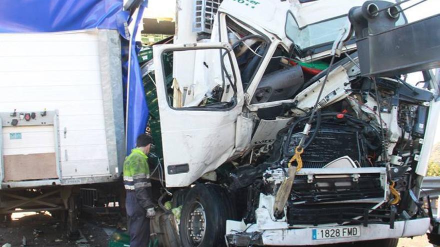 Cortan el tráfico 6 horas en la A-7 por un accidente