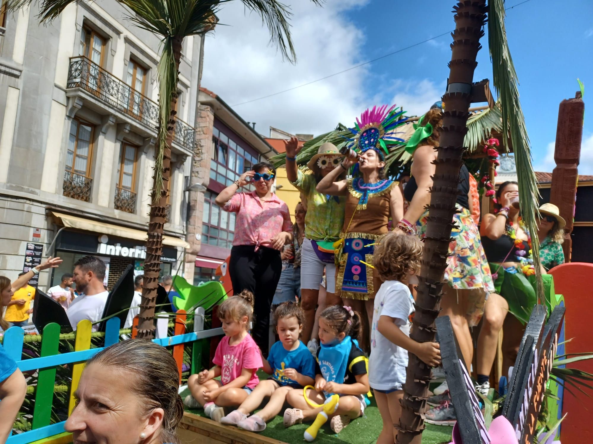 Miles de personas se mojan en Grado: así ha sido el desfile del agua por el centro de la villa moscona