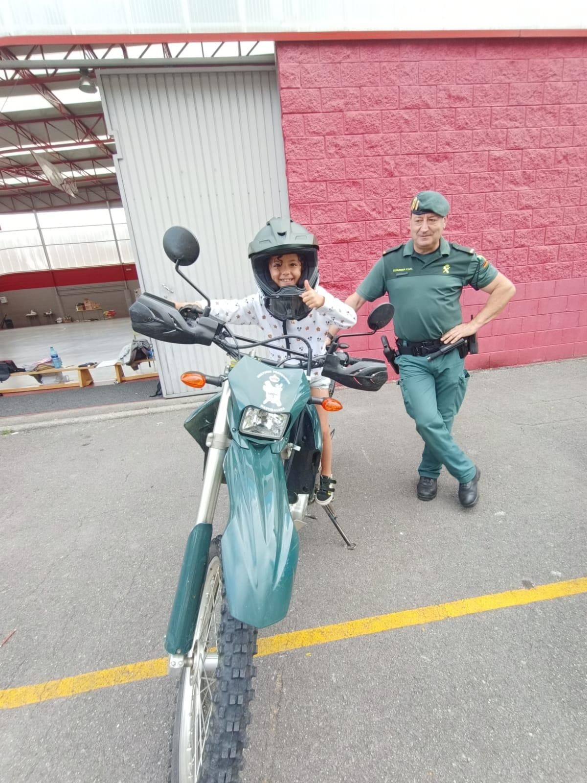 Demostración de la Guardia Civil en el colegio Elena Sánchez Tamargo de Laviana