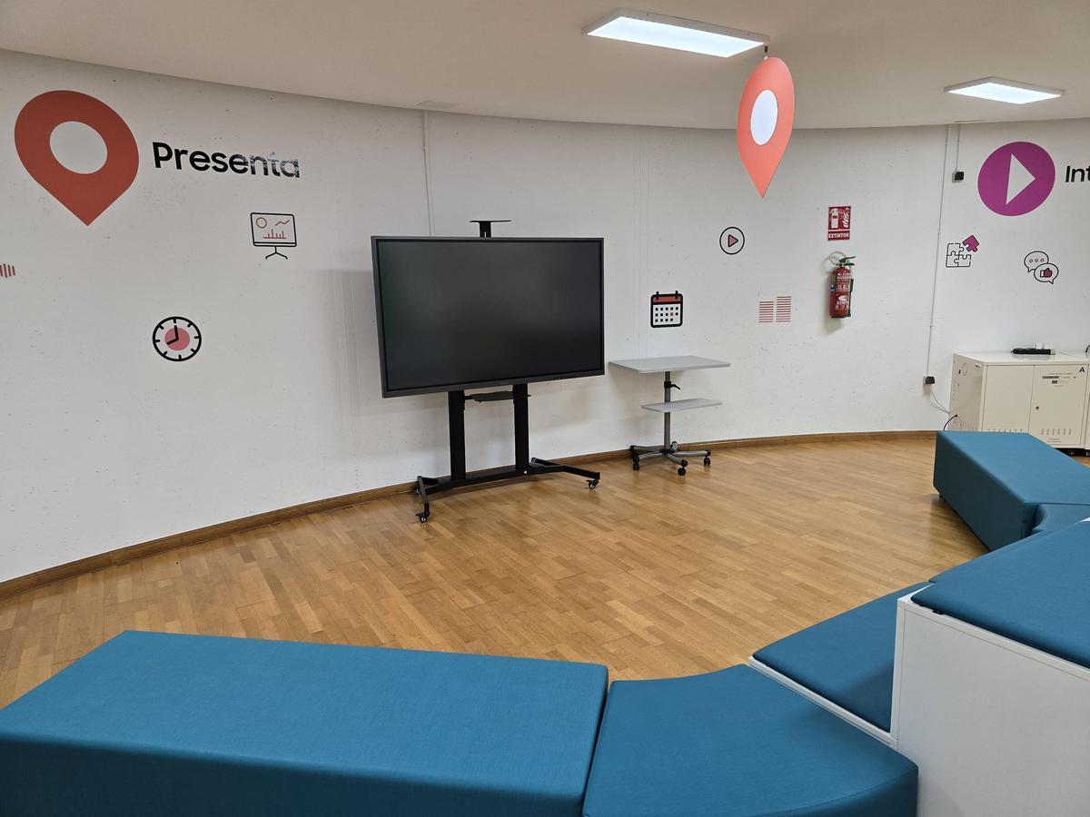 Aula Presenta, espacio diseñado para exposiciones y presentaciones.