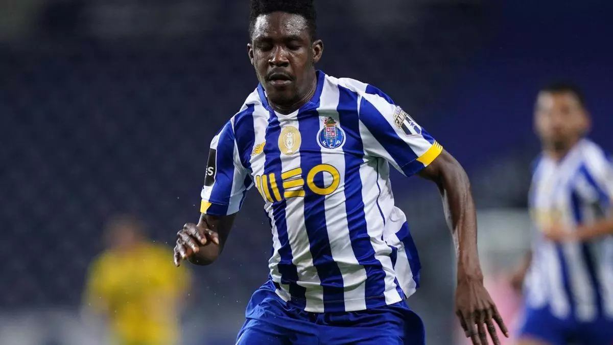 El Real Oviedo negocia por Zaidu Sanusi, lateral izquierdo del Oporto, para apuntalar su defensa
