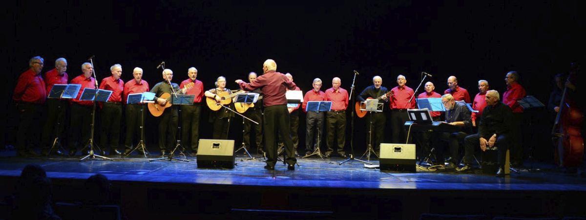 Concierto de Entroido, ayer, del grupo músico-vocal Mornura en el Auditorio de Cangas. | GONZALO NÚÑEZ