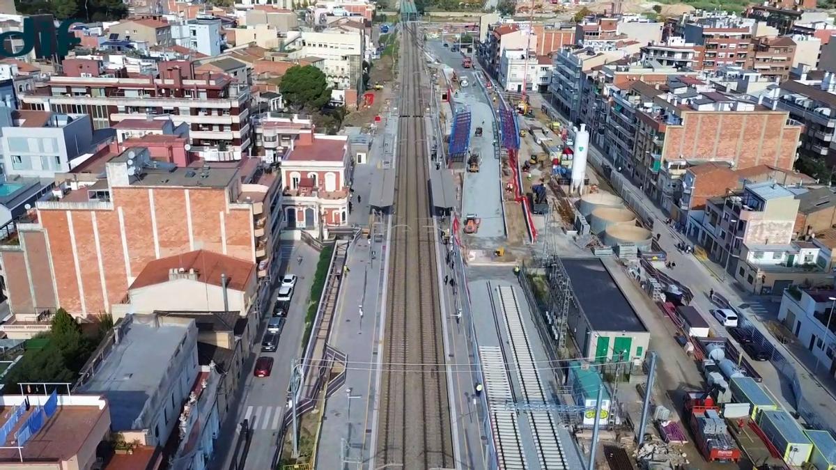 Vista aérea de Montcada i Reixac, con las vías del tren que dividen la ciudad.