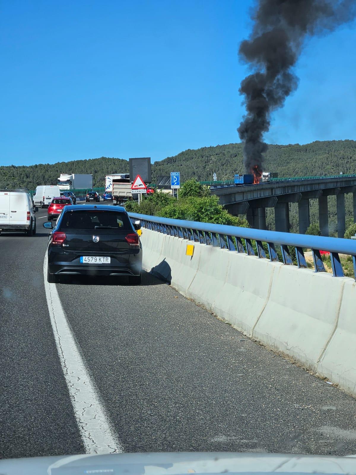 Vehículos detenidos en el viaducto de Buñol