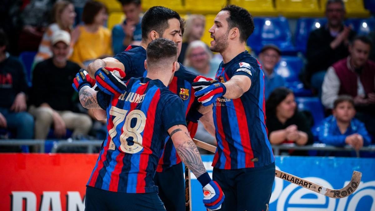 Los jugadores del Barça de hockey patines celebran un gol frente al Finques Prat Lleida