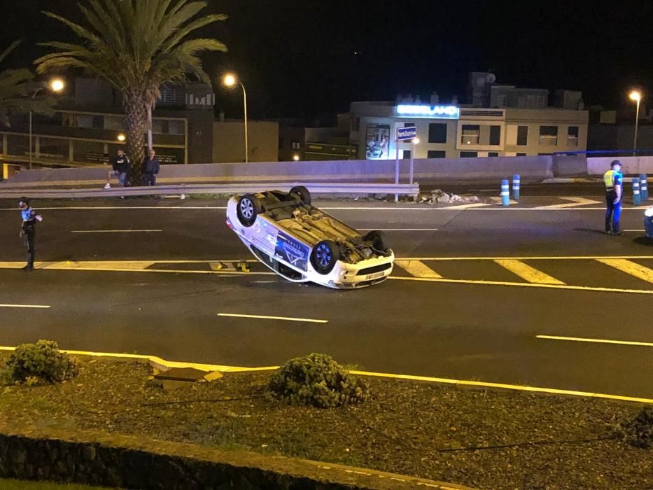 Vuelca un taxi en Santa Cruz de Tenerife