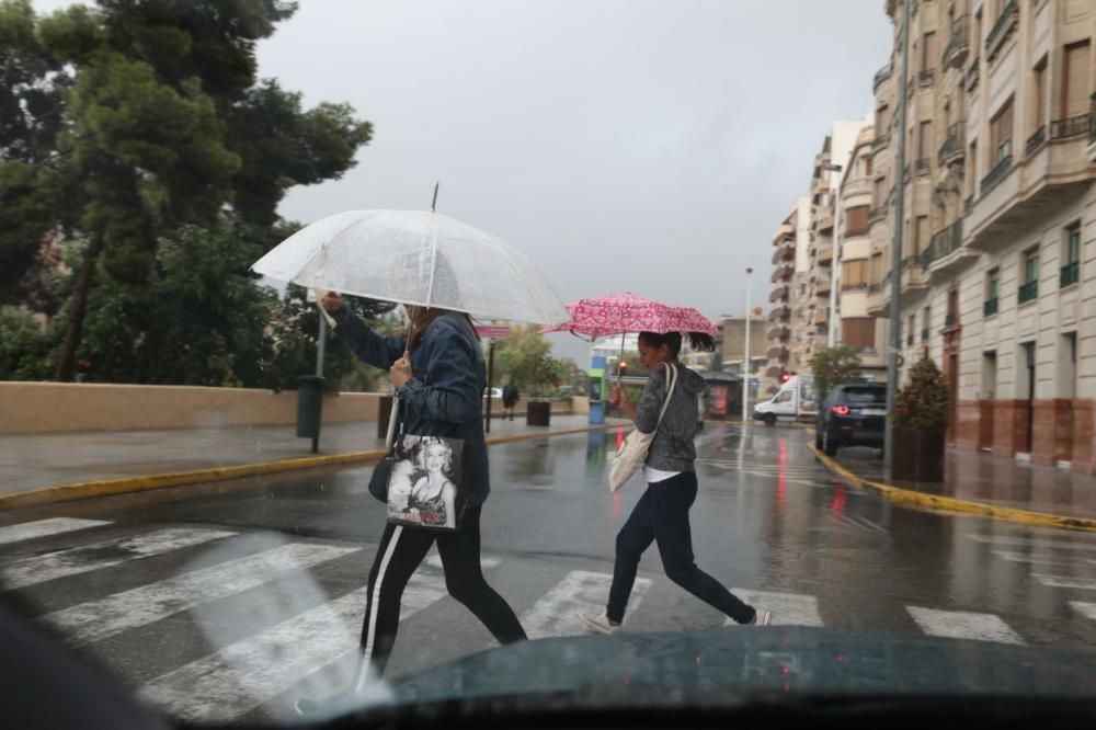 La lluvia ha anegado la carretera de Santa Pola