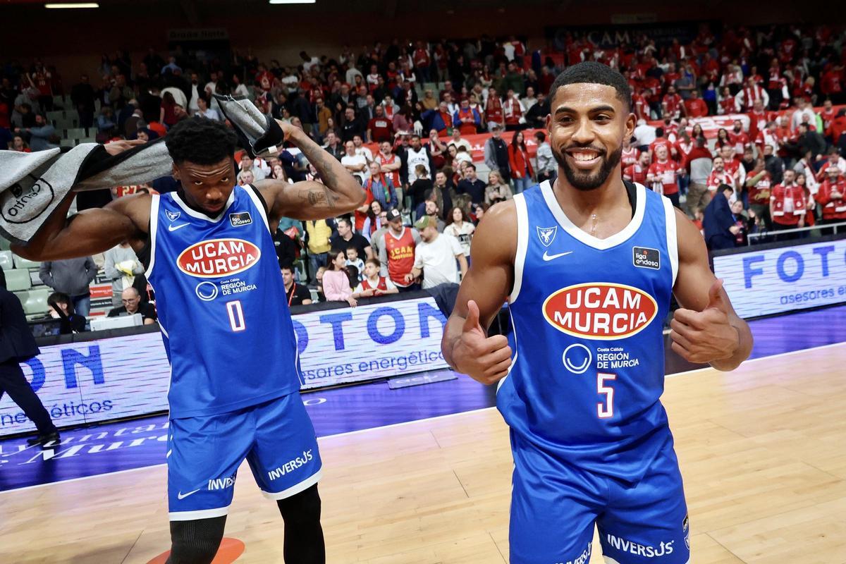 Devontae Cacok y David DeJulius, del UCAM Murcia, con la camiseta tributo a Randy Owens en el Palacio.