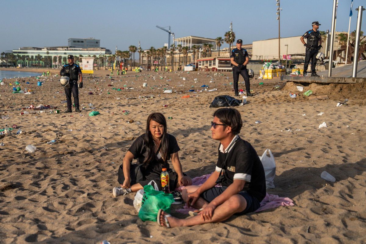 Limpieza de las playas de Barcelona tras la verbena de Sant Joan 2025