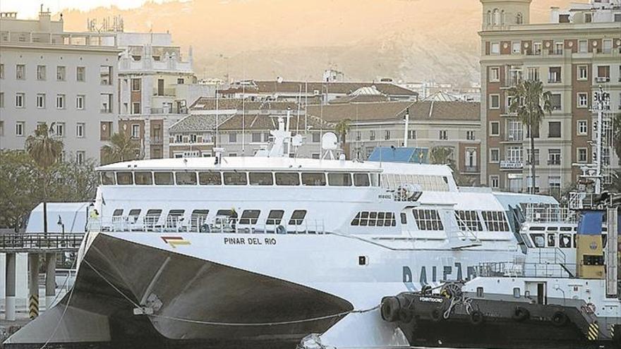 Un transbordador choca contra el puerto de Málaga
