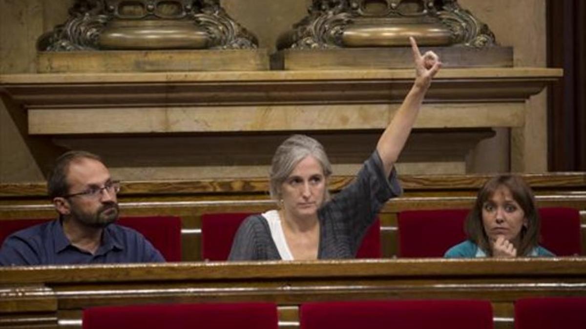 Los diputados ecosocialistas Joan Herrera, Dolors Camats y Lorena Vicioso, ayer, en el Parlament.