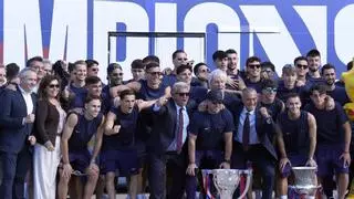 La rúa del Barça tras ganar la liga, en directo: los jugadores empiezan su recorrido por Barcelona