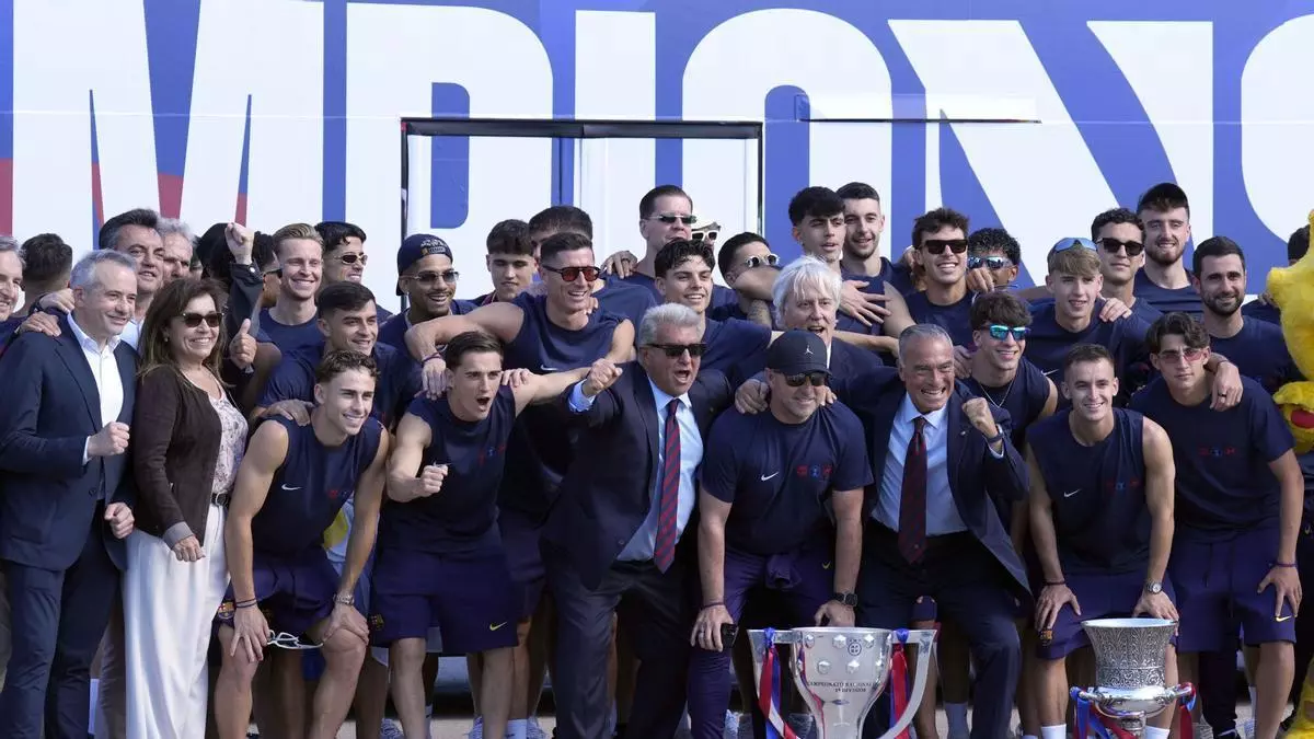 La rúa del Barça tras ganar la liga, en directo: los jugadores empiezan su recorrido por Barcelona