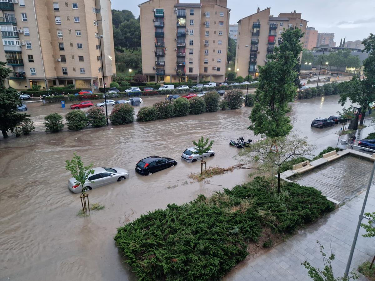 La avenida Navarra, anegada este sábado tras la tormenta.
