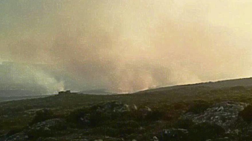 El cielo cubierto de humo ayer en Muiños, cerca del frente. // FdV