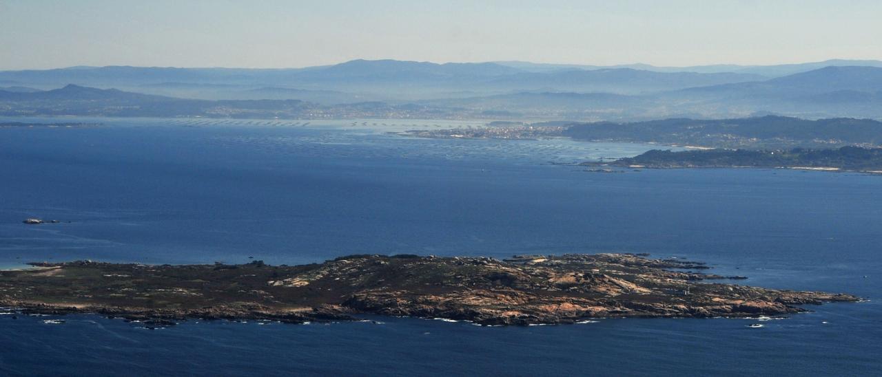 La isla de Sálvora se sitúa en la boca de la ría.