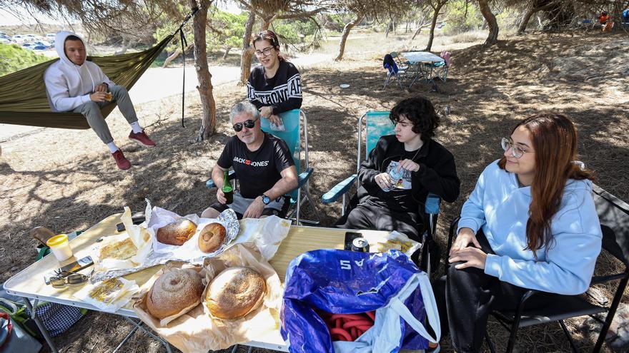 Así celebran el lunes de Pascua familias y vecinos en la playa de la Marina y la pinada