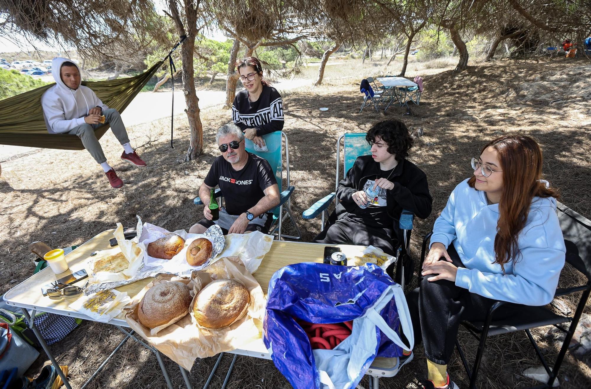 Así celebran el lunes de Pascua familias y vecinos en la playa de la Marina y la pinada