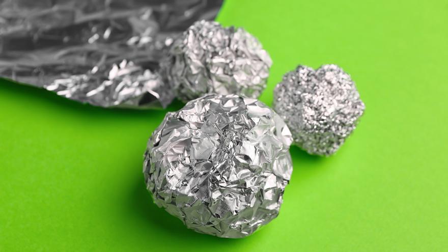 Meter bolas de papel aluminio en el congelador: el secreto simple pero efectivo que cada vez hace más gente