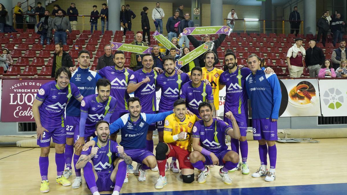 La plantilla del Mallorca Palma Futsal celebra la victoria junto a unos aficionados desplazados a Córdoba.