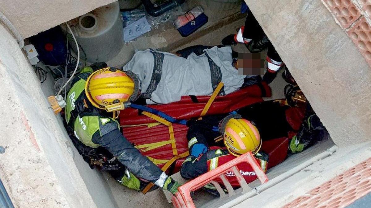 Un momento de las labores para rescatar al trabajador herido en Santa Pola