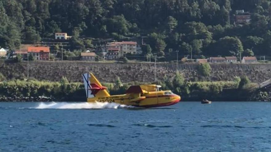 Un hidroavión pasa bajo el puente de Rande