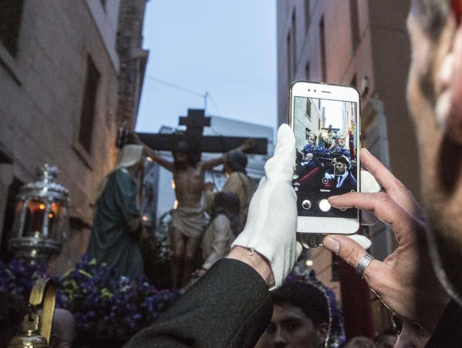 El numeroso cortejo de damas de mantilla caracteriza a esta hermandad